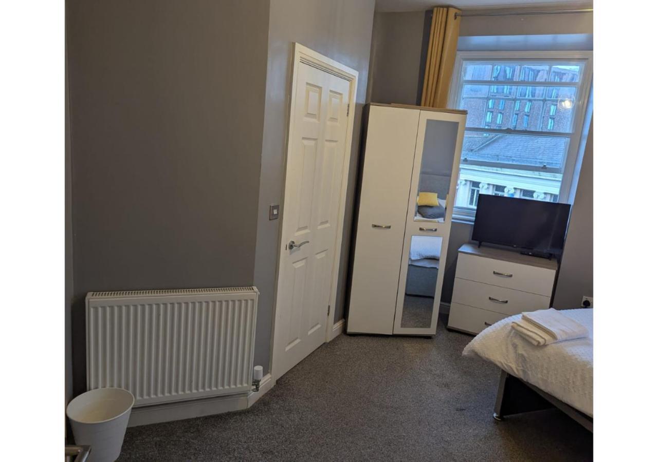 Darwin Stays - Service Accommodation In Newcastle Under Lyme City Centre Екстер'єр фото