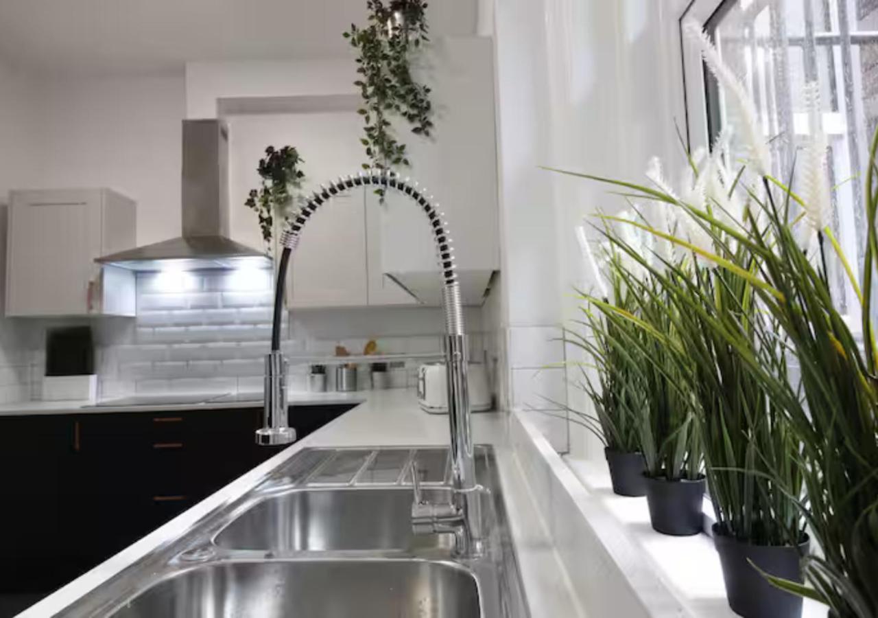 Darwin Stays - Service Accommodation In Newcastle Under Lyme City Centre Екстер'єр фото